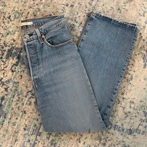 Levi’s Ribcage Straight Crop. Size 28. Excellent Condition.